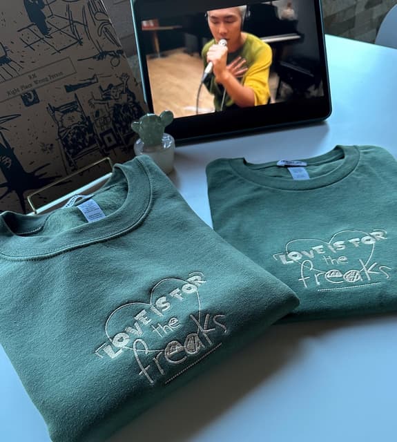 'Love is for the freaks' - oversized sweatshirt/t-shirt — photo 2
