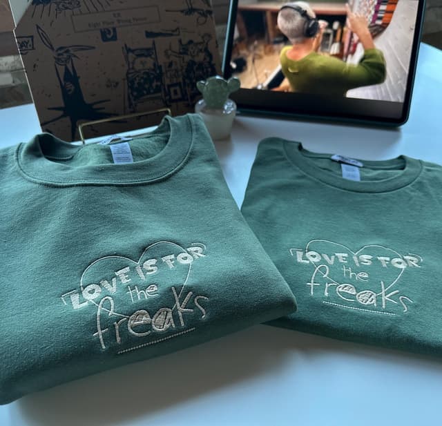 'Love is for the freaks' - oversized sweatshirt/t-shirt — photo 3